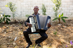 Hatnim Lee, Man with accordian